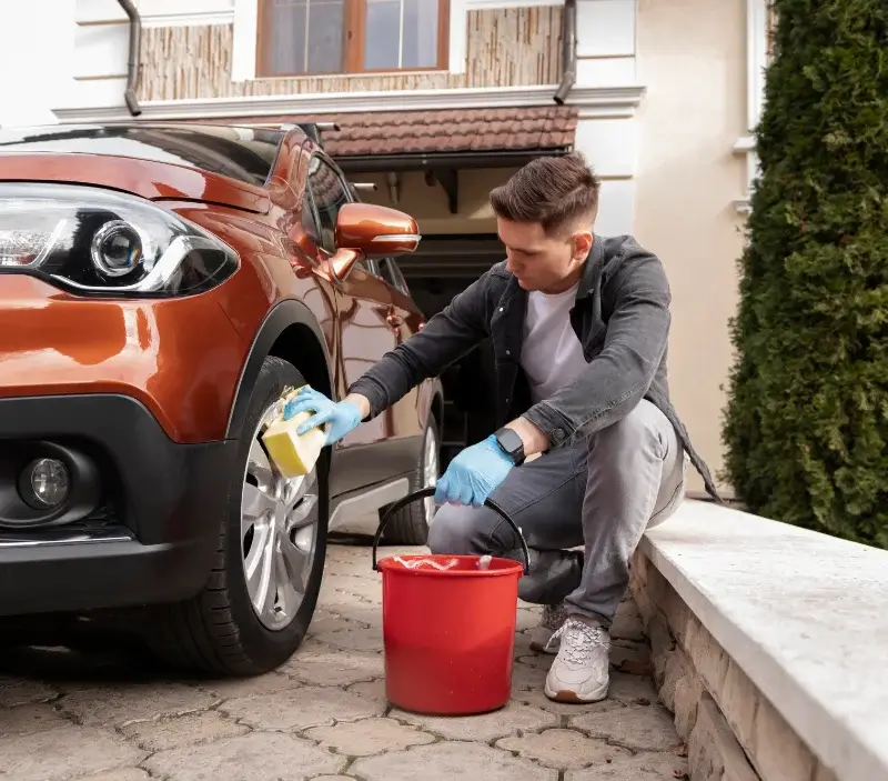 Lavage auto à domicile Raymond : professionnel intervenant sur un véhicule